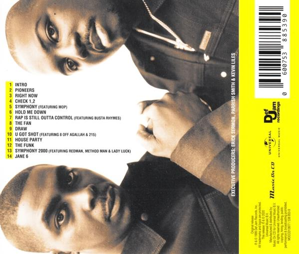 Une pochette de CD avec deux hommes, texte jaune et blanc au dos.