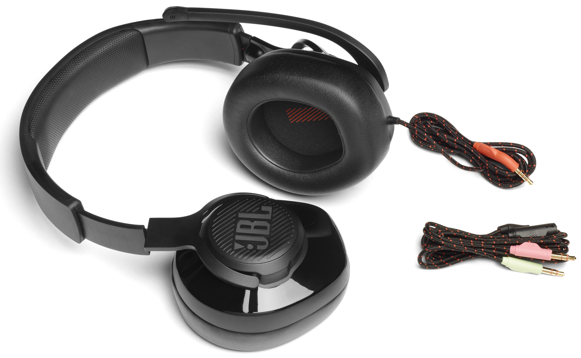 Schwarze JBL-Kopfhörer mit roten Akzenten und zwei Audiokabeln mit orangefarbenen, rosa und grünen Steckern auf weißem Hintergrund.