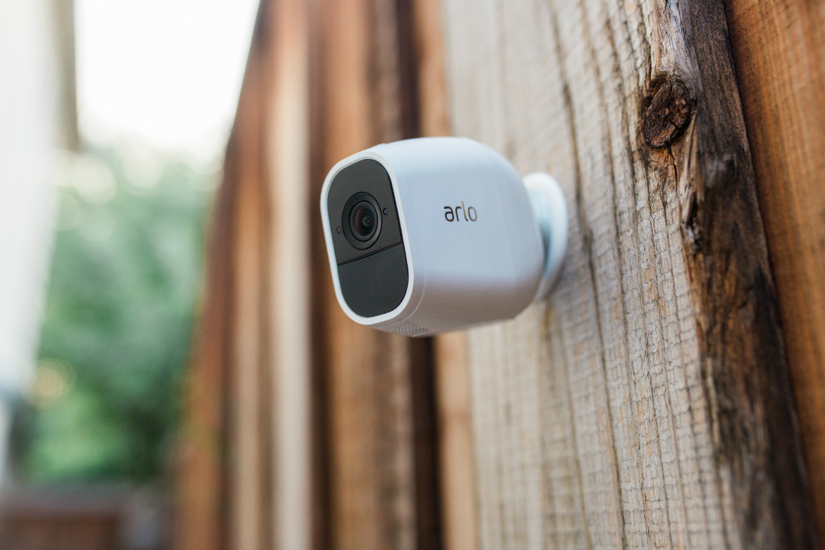 ARLO Pro 2 Smart Home HD-Überwachungs Kamera-Sicherheitssystem mit 3 Kameras (VMS4330P), Kamera-Sicherheitssystem (Anzahl Kameras: 3, für Innen + Außen, Nachtsichtfunktion, Netz-/Akkubetrieb, Neigbar, rotierbar, Full-HD, Weiß)