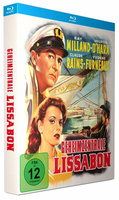 Filmbox-Set mit Schauspielern und einem Schiff in einer Hafenszene.