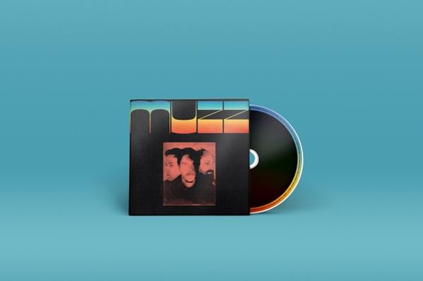 Albumcover und CD. Das Cover ist schwarz mit drei Gesichtern und einem farbenfrohen Hintergrund.