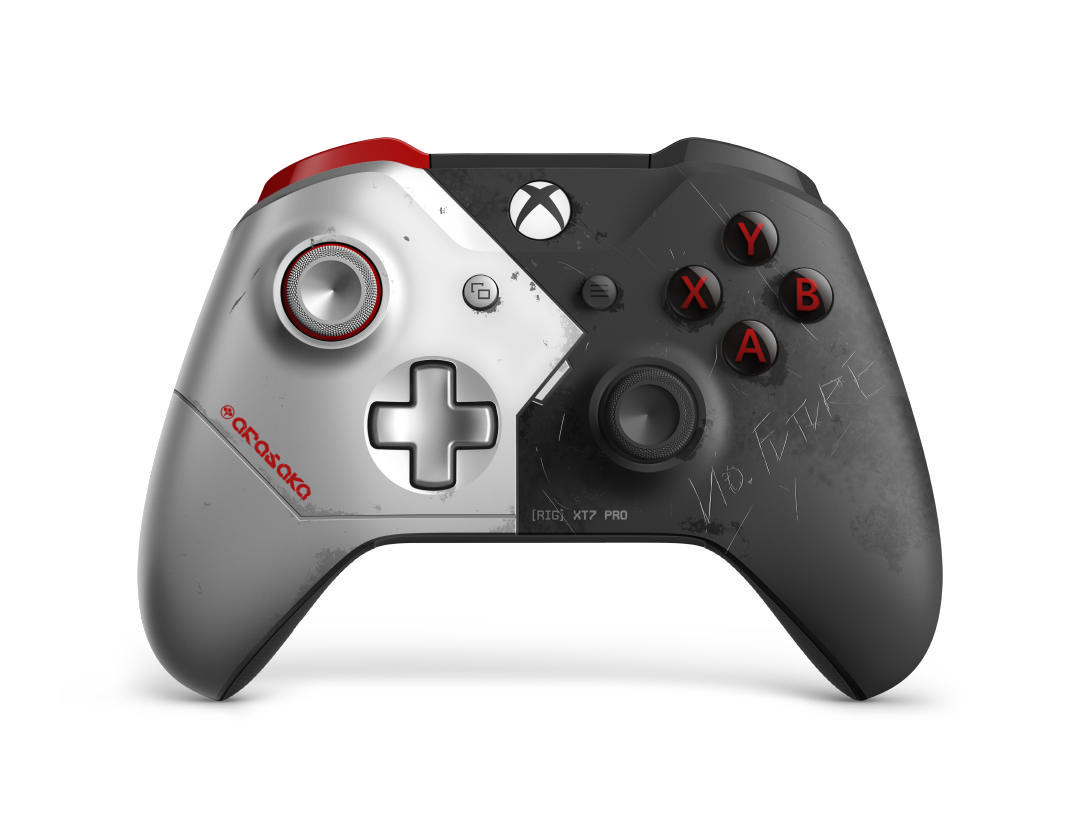 Benutzerdefinierter Xbox-Controller mit weißen und schwarzen Hälften, roten Akzenten und individuellem Text.