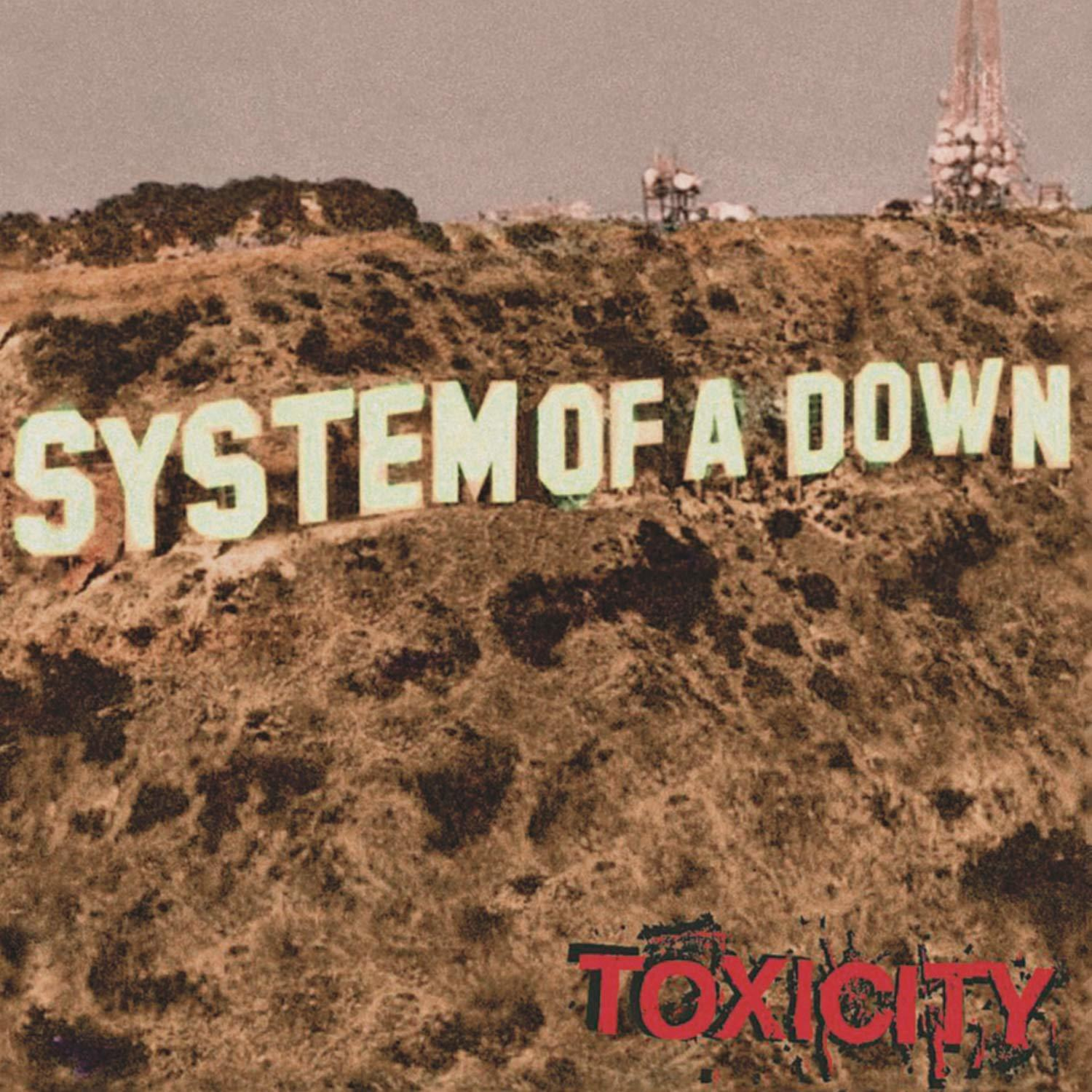 Album borító: 'SYSTEM OF A DOWN' felirat a dombon. 'TOXICITY' pirosan alatta.