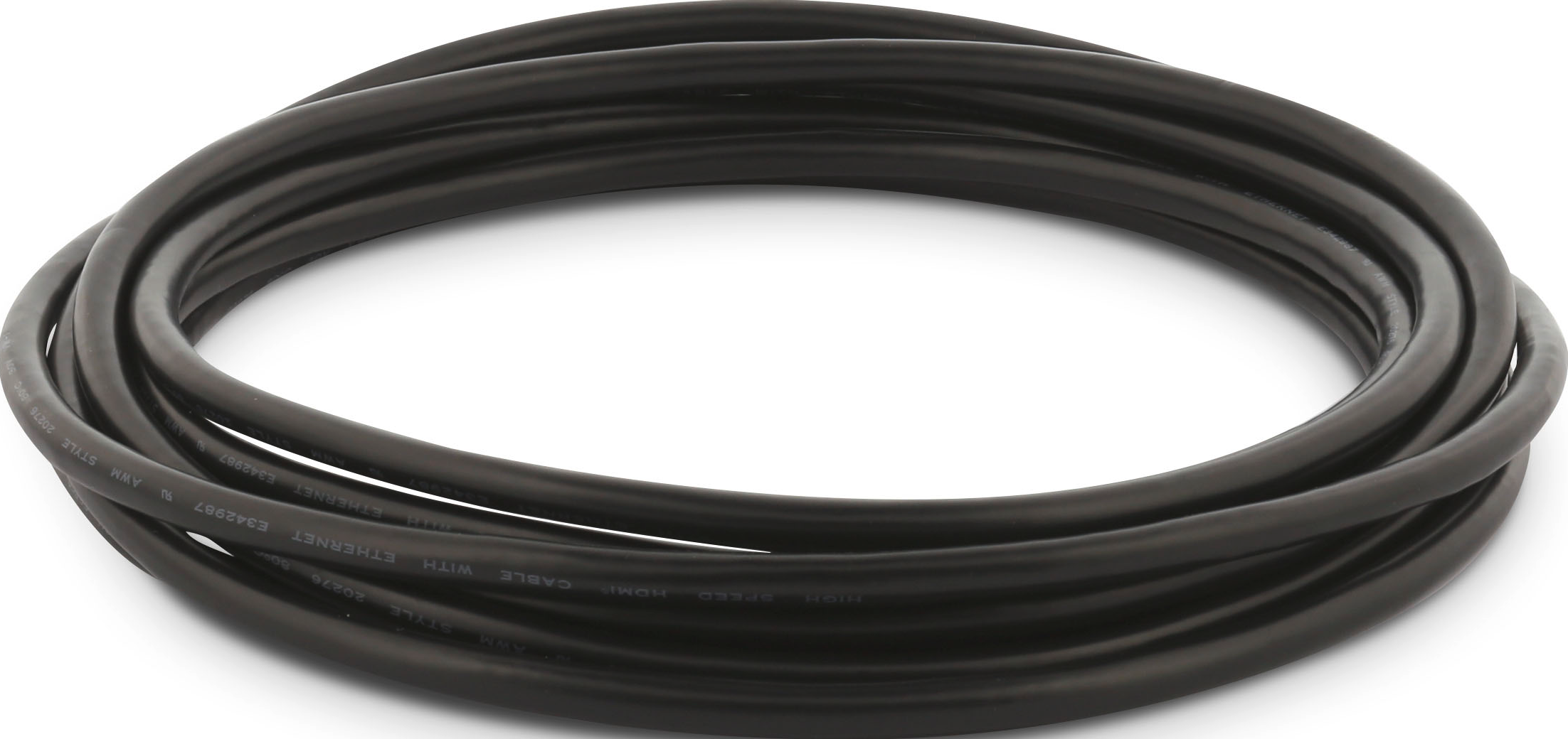 Gewickeltes schwarzes HDMI-Kabel. High Speed mit Ethernet steht auf dem Etikett. Weißer Hintergrund.