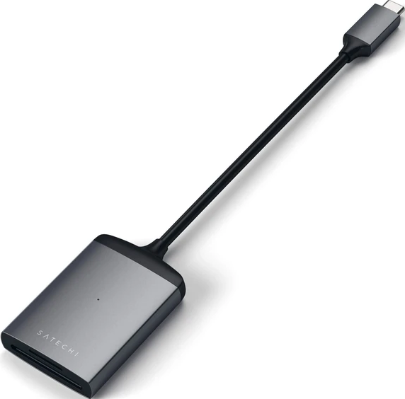 Un adaptateur de lecteur de carte SD Satechi USB-C avec un câble noir.