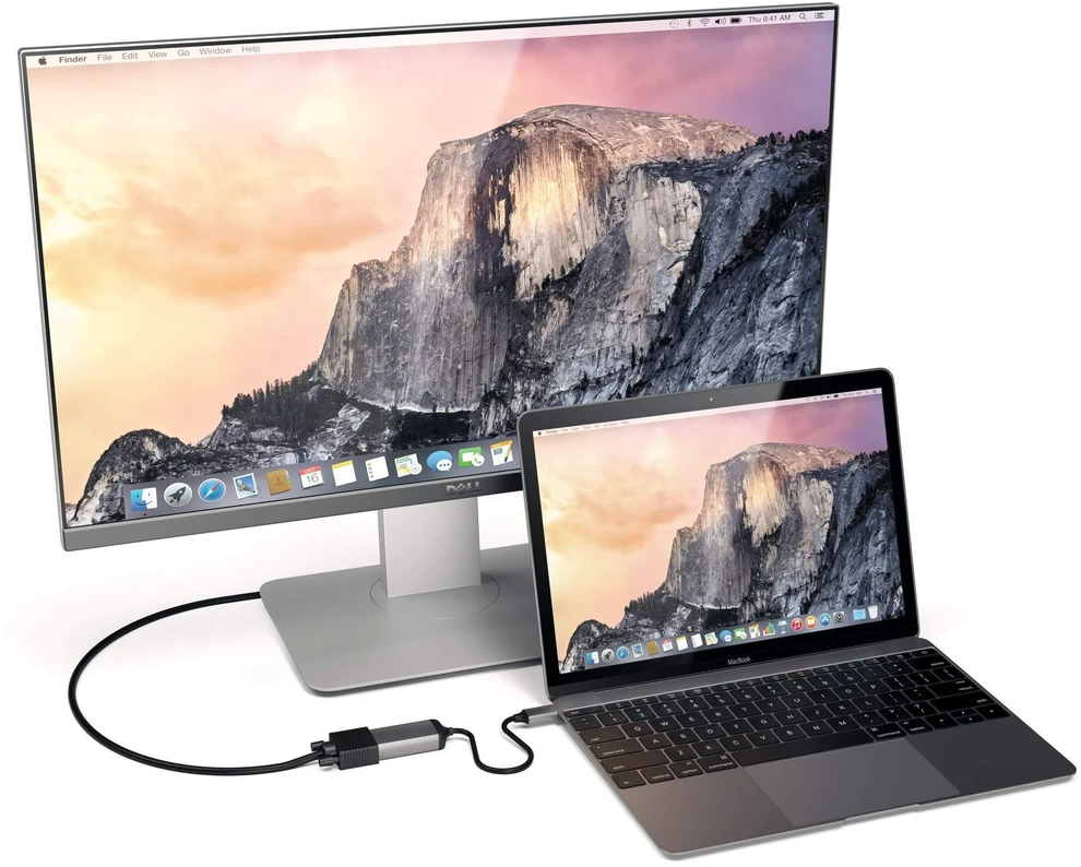 Laptop über einen schwarzen Hub mit einem Monitor verbunden. Yosemite-Hintergrund.