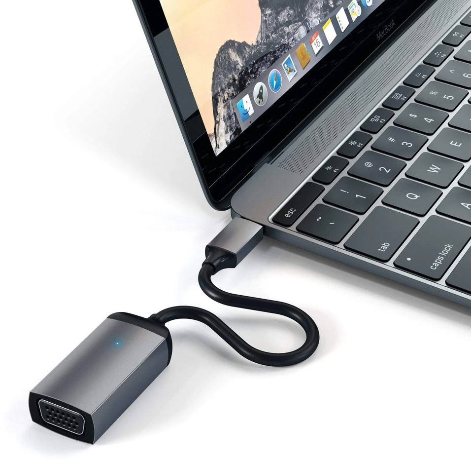 Ein USB-C-zu-VGA-Adapter, der mit einem MacBook verbunden ist, mit einem grauen Adapter und einem schwarzen Kabel.