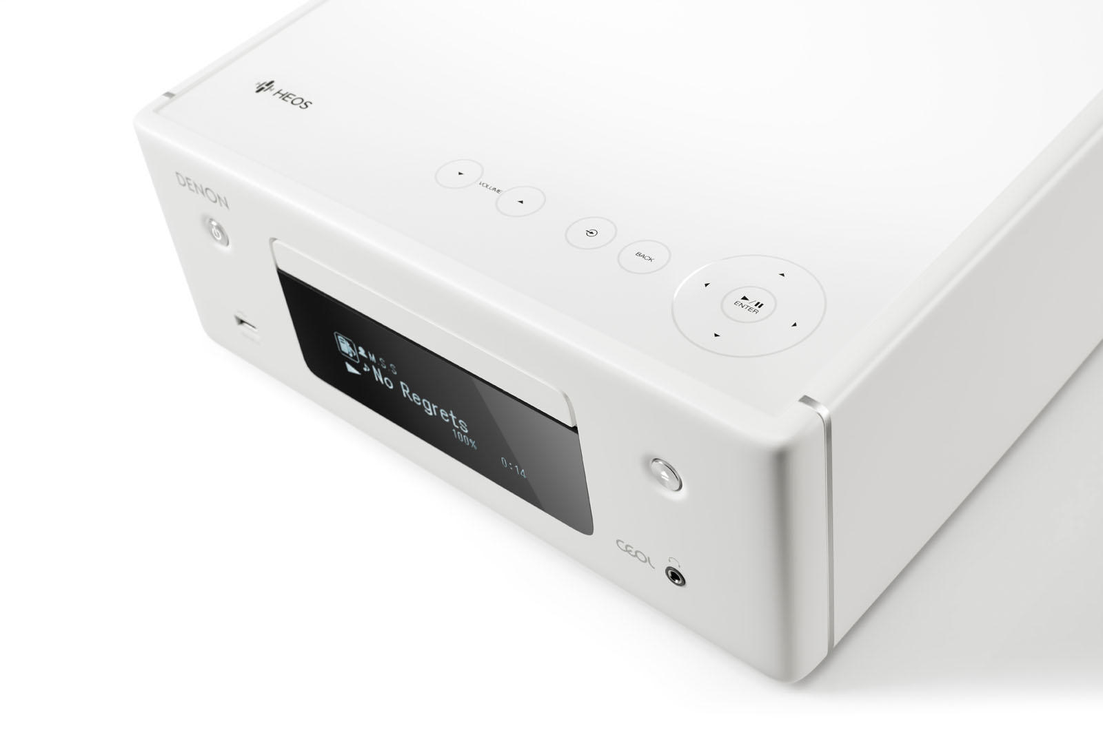 Weißes Denon CEOL Audiosystem. Anzeige zeigt Songinfo. Weißer Hintergrund.