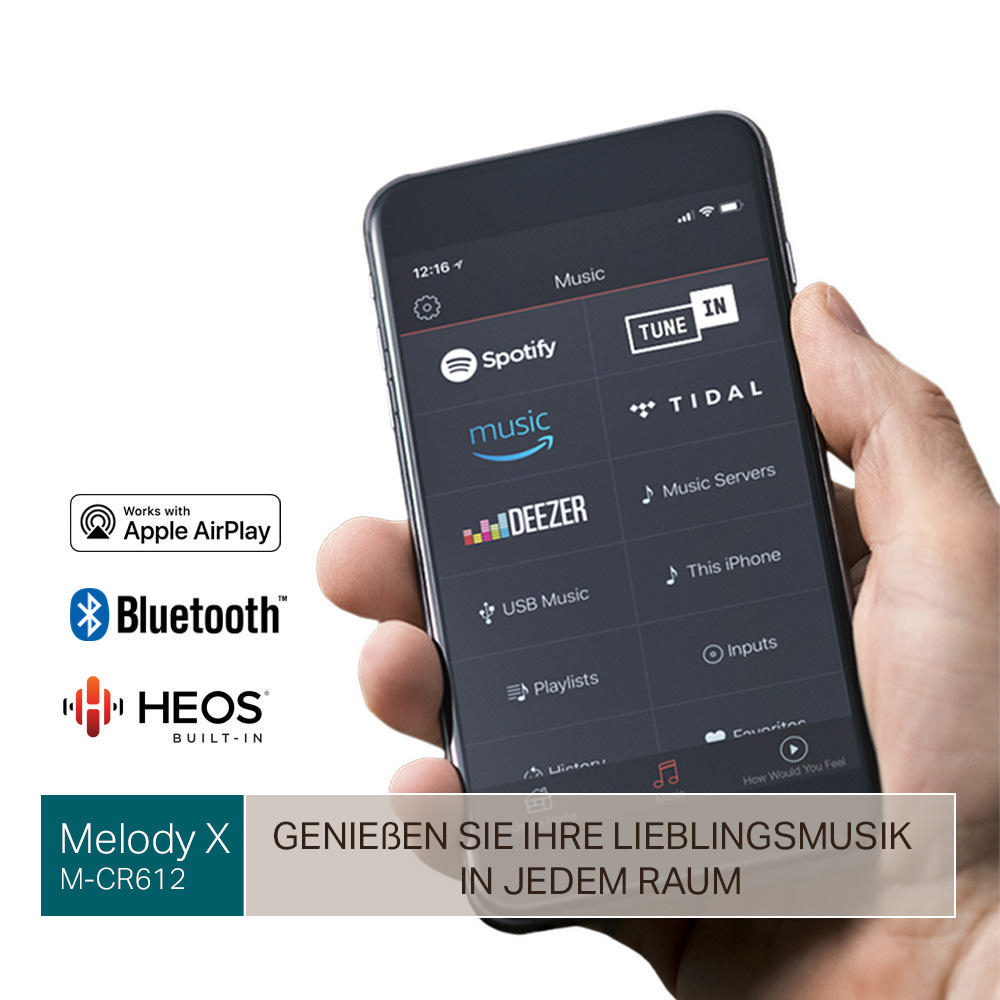 Hand, die ein schwarzes Smartphone mit Musik-Apps hält. Text: 'GENIEẞEN SIE IHRE LIEBLINGSMUSIK IN JEDEM RAUM'.