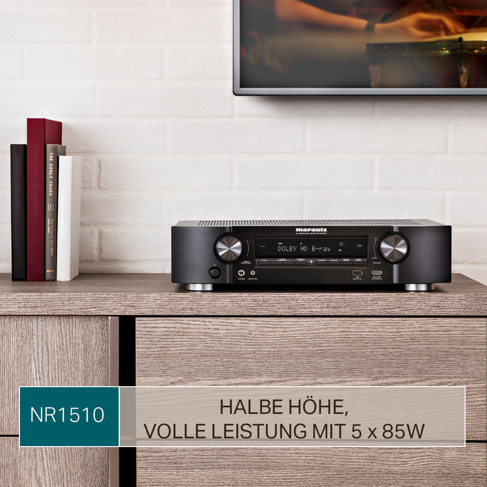 Ein schwarzer Marantz-Receiver auf einem Holzschrank, Text lautet 'HALBE HÖHE, VOLLE LEISTUNG MIT 5 x 85W'.
