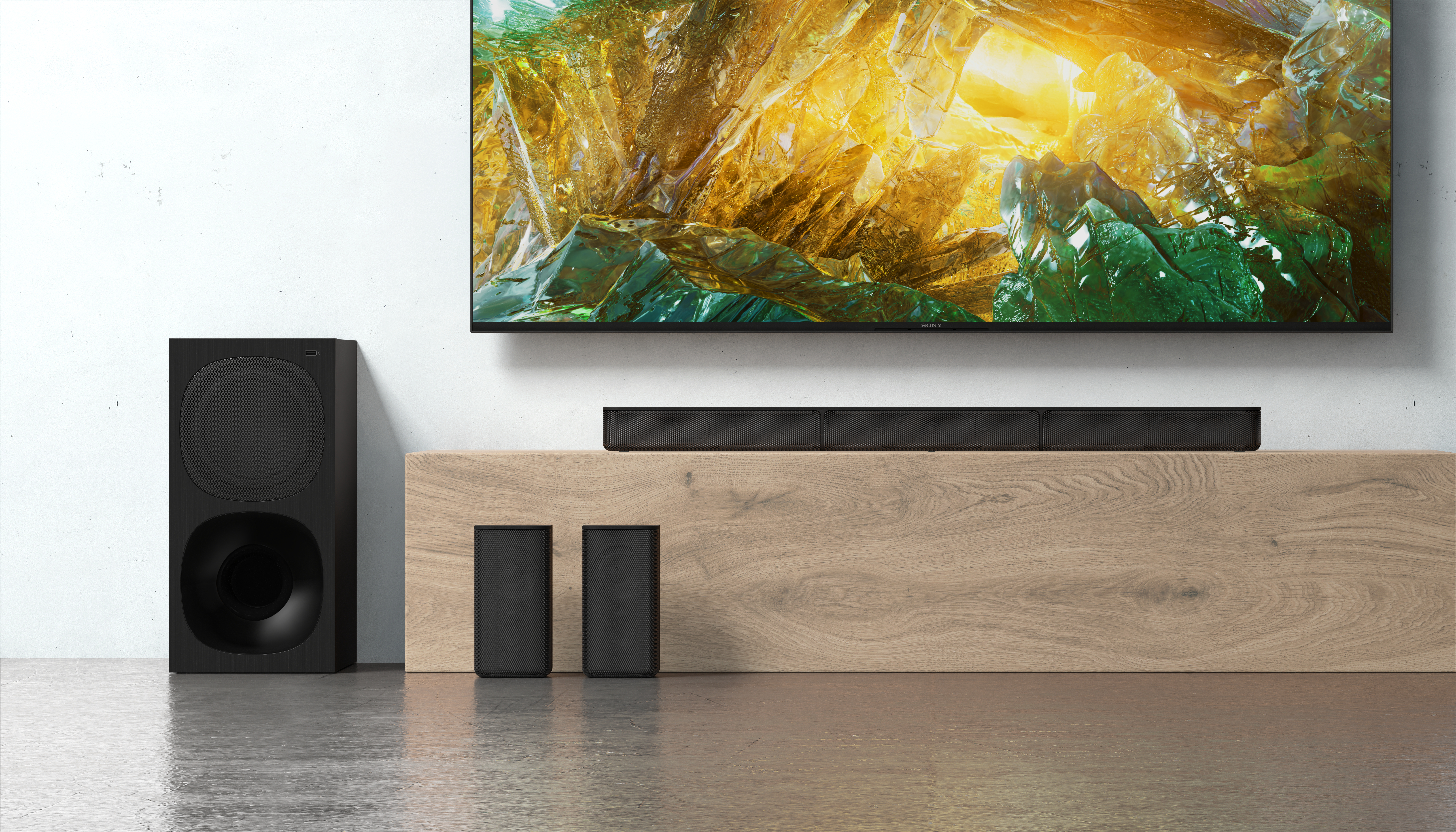 Heimkinosystem mit TV, Soundbar und Subwoofer, modernes Interieur.