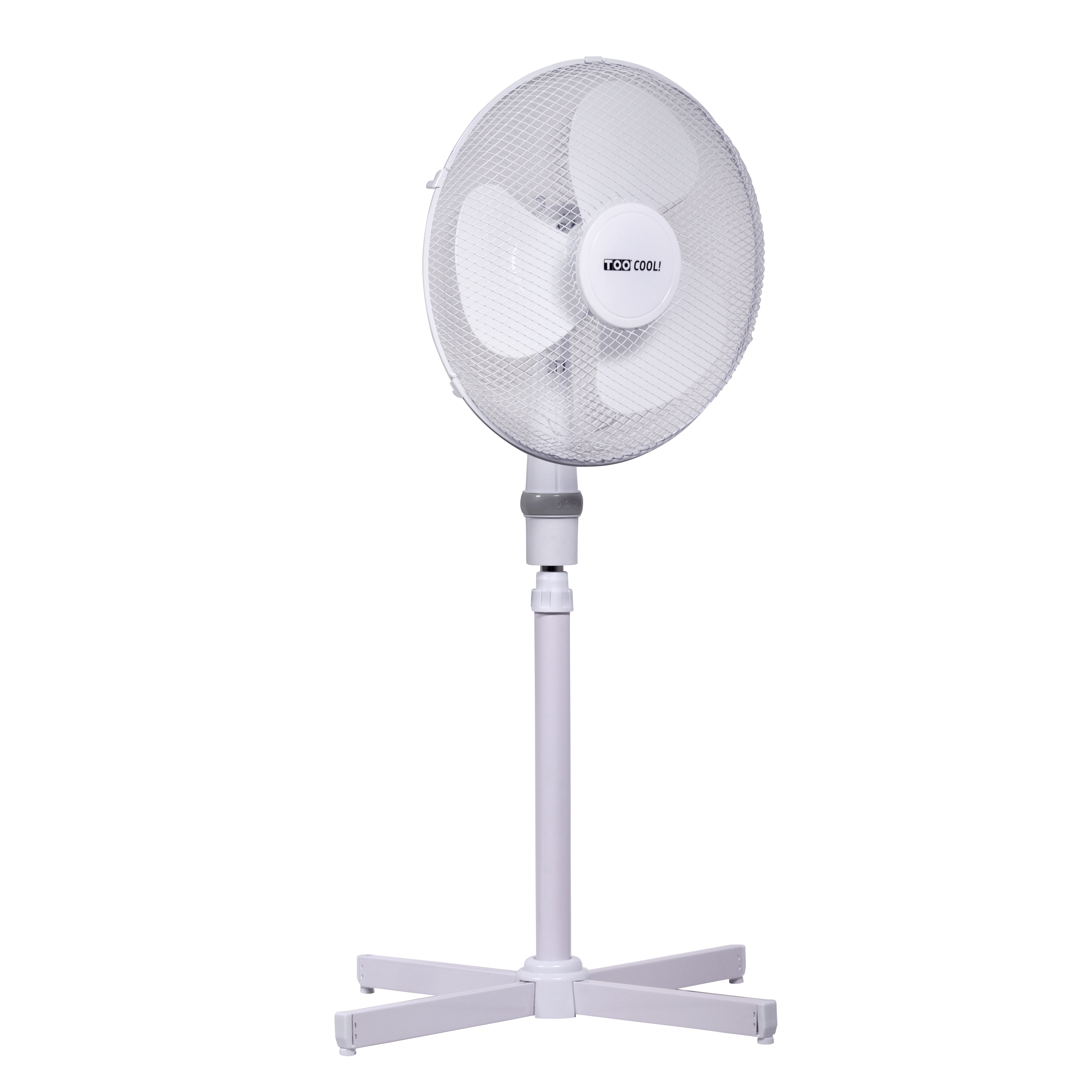 Egy fehér álló ventilátor fekete háttér előtt. Fehér talppal, állvánnyal és ventilátorral rendelkezik.