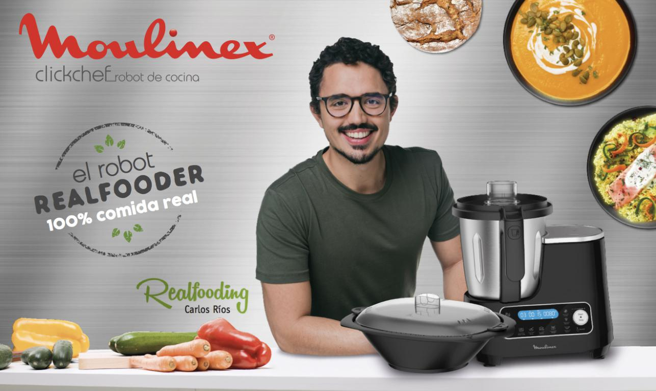 Hombre con gafas con procesador de alimentos, rodeado de comida y texto.