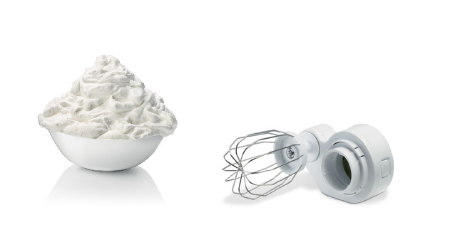 Gros plan sur une pale de ventilateur de plafond et une fixation métallique.