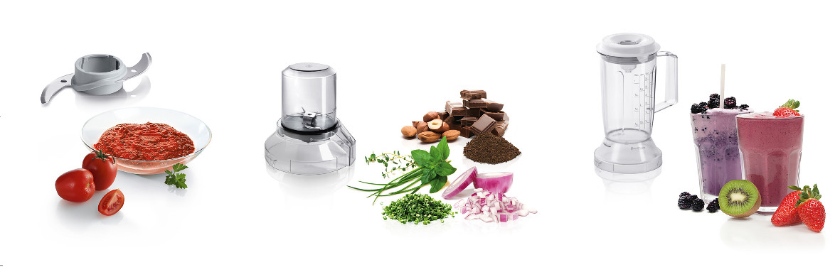 Pièces de robot culinaire et ingrédients pour faire des smoothies et de la sauce tomate.