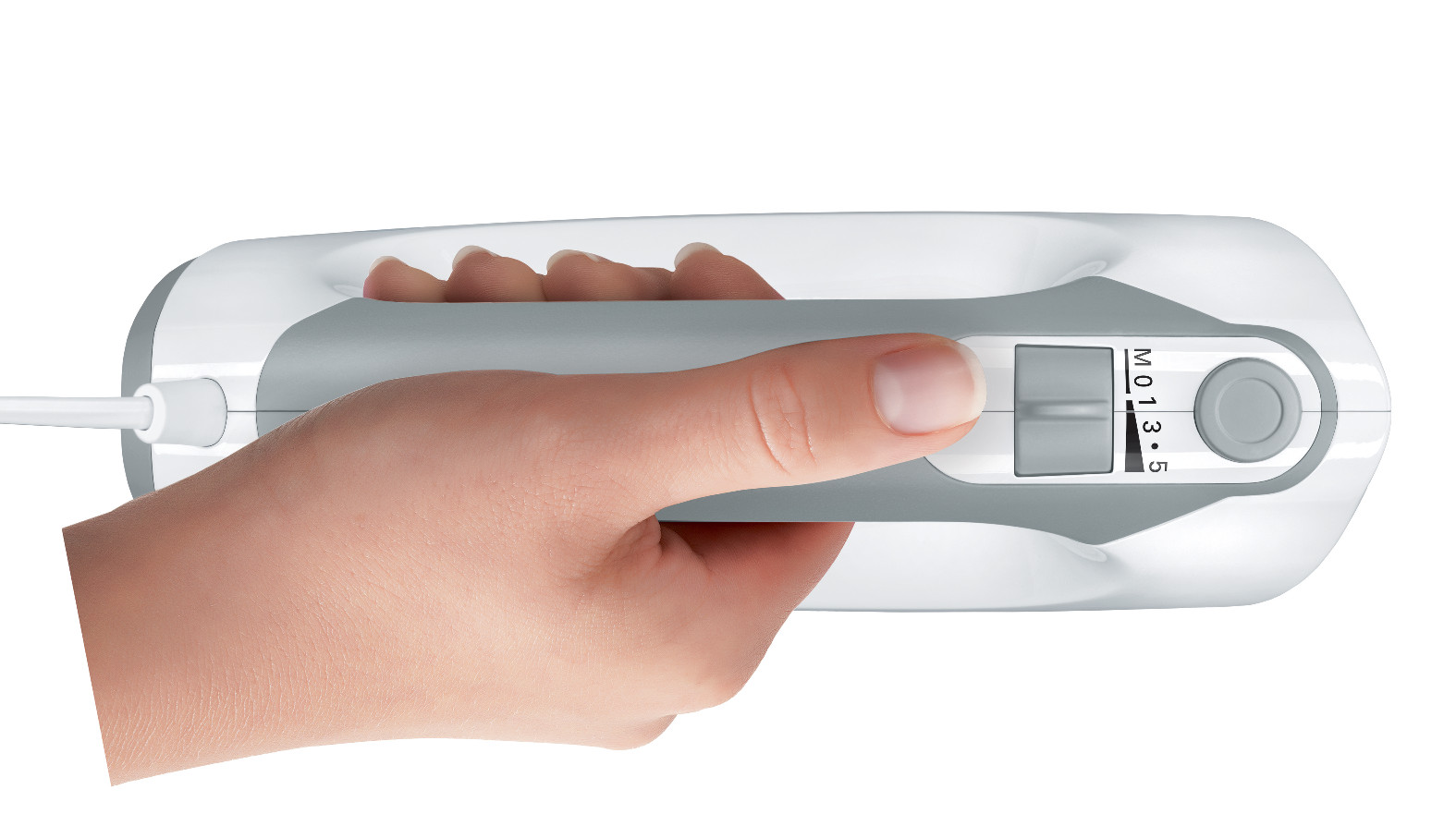 Een hand die een witte en grijze handmixer vasthoudt.