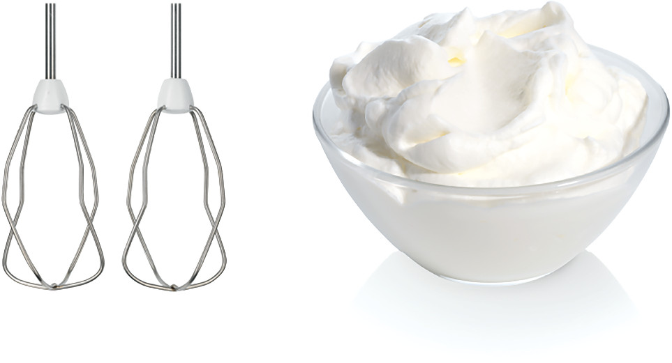 Twee mixeropzetstukken en een kom gevuld met slagroom. Witte achtergrond.