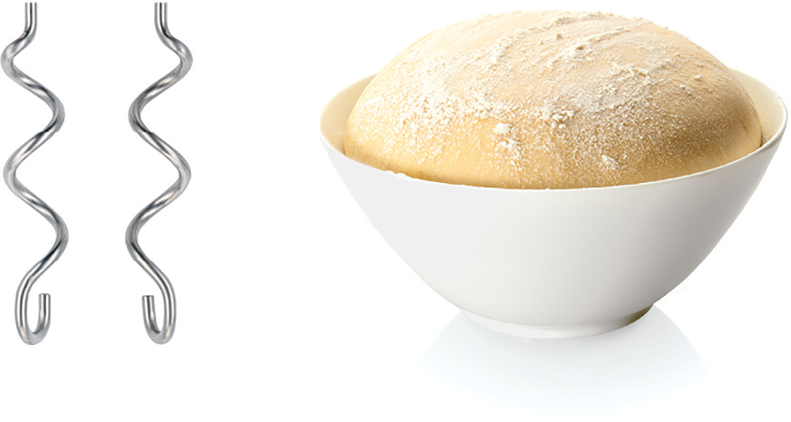 Twee spiraalvormige deeghaken links, een witte kom met deeg rechts, met bloem.