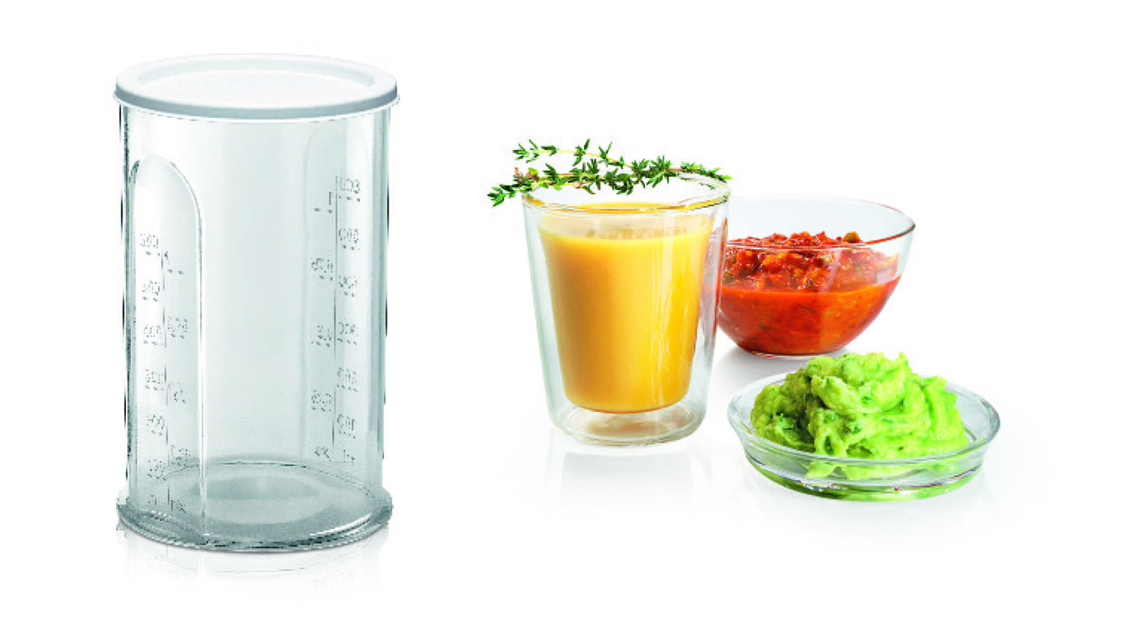 Een glazen maatbeker, plus sinaasappelsap, tomatensaus en geraspte courgette.