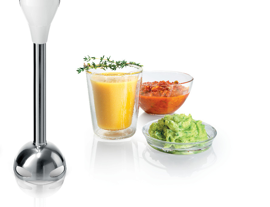 Blender met sap, salsa en guacamole op een wit oppervlak.
