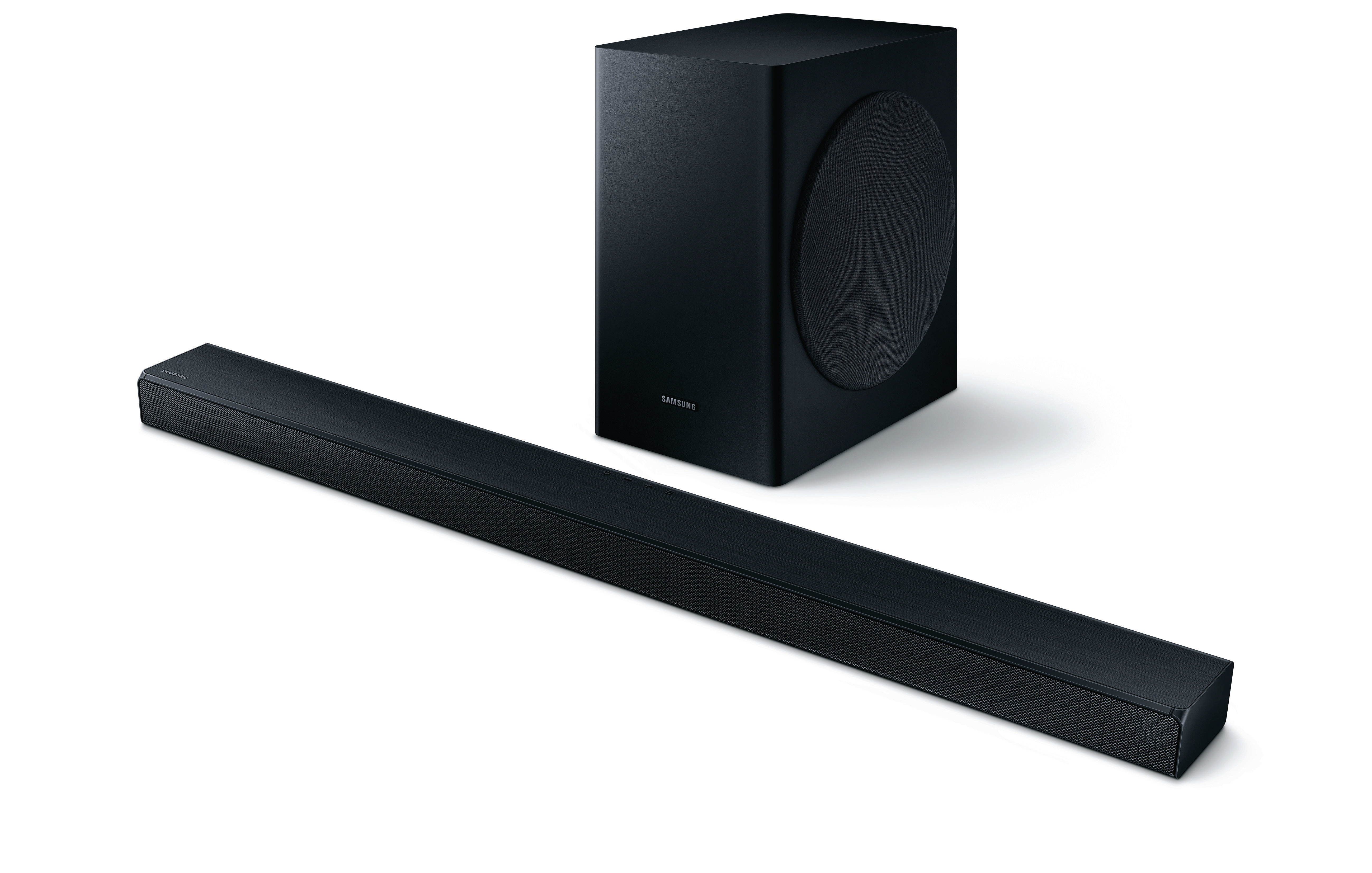 Schwarze Samsung Soundbar und Subwoofer auf weißem Hintergrund.