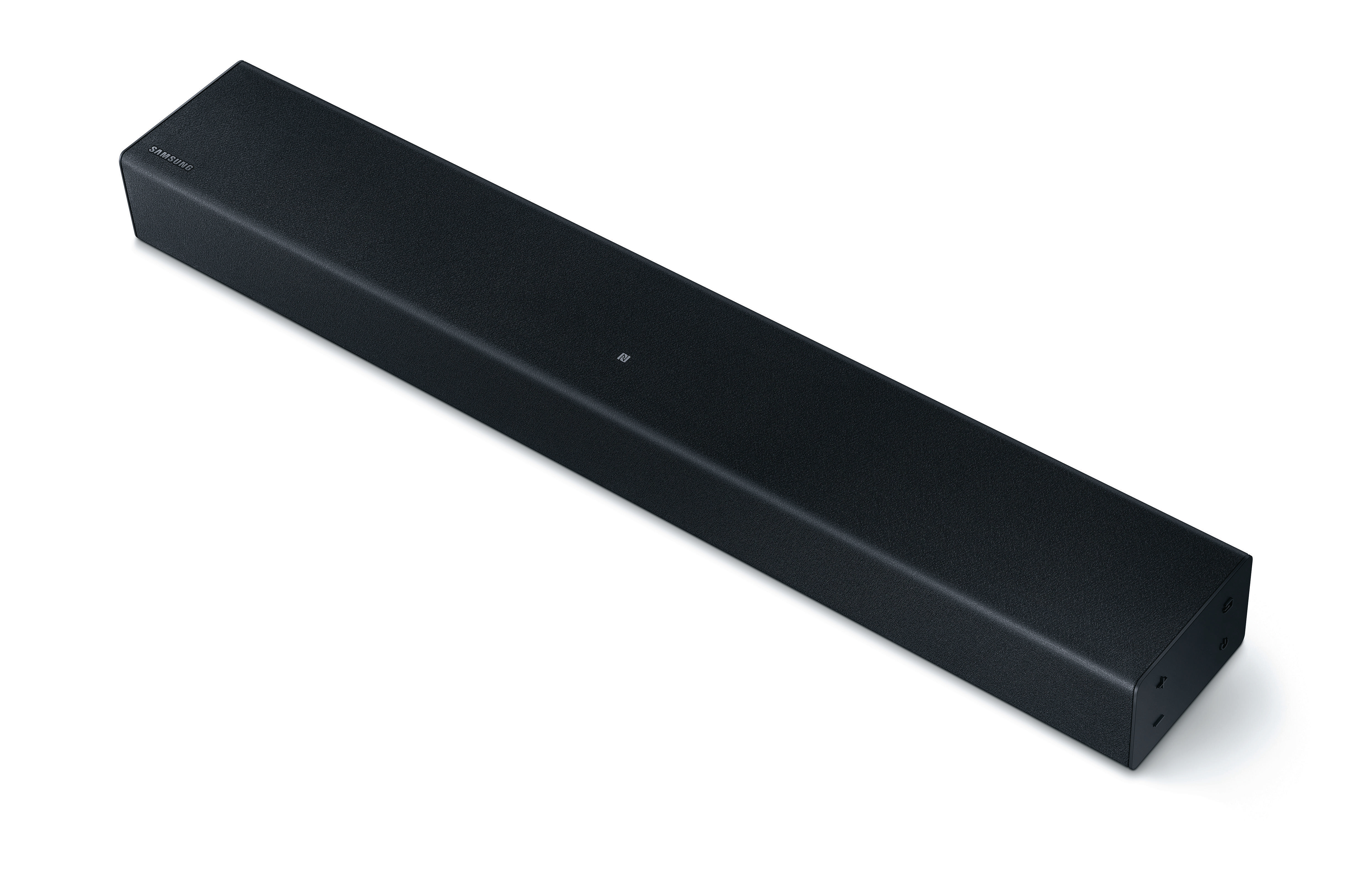 Eine schwarze Samsung Soundbar mit minimalistischem Design, leicht nach oben geneigt auf einer weißen Oberfläche.