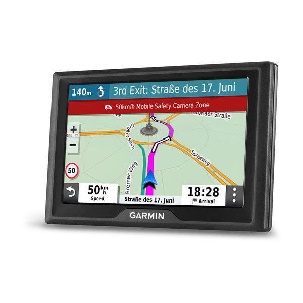 Ein GPS-Gerät, das eine Straßenkarte mit aktueller Geschwindigkeit und Uhrzeit anzeigt.