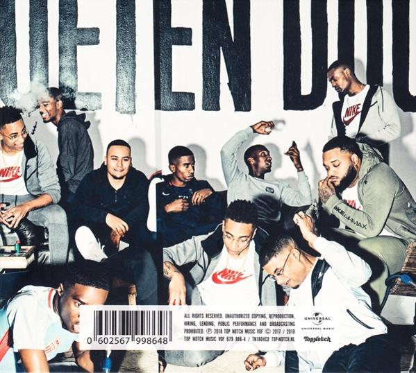 Pochette d'album avec plusieurs hommes en vêtements Nike, avec un titre graffiti.