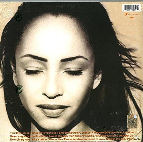 Sade album borítója. Közelkép Sade arcáról. Szöveg a háttérben.
