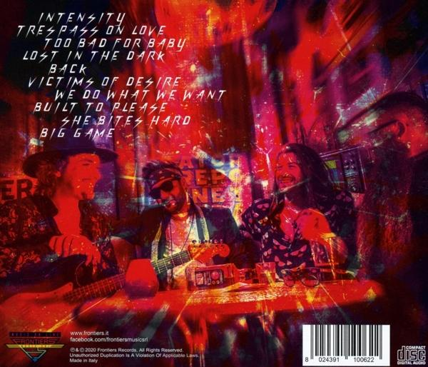 Albumcover mit einer Band aus drei Männern. Albumtitel und Trackliste sind sichtbar.