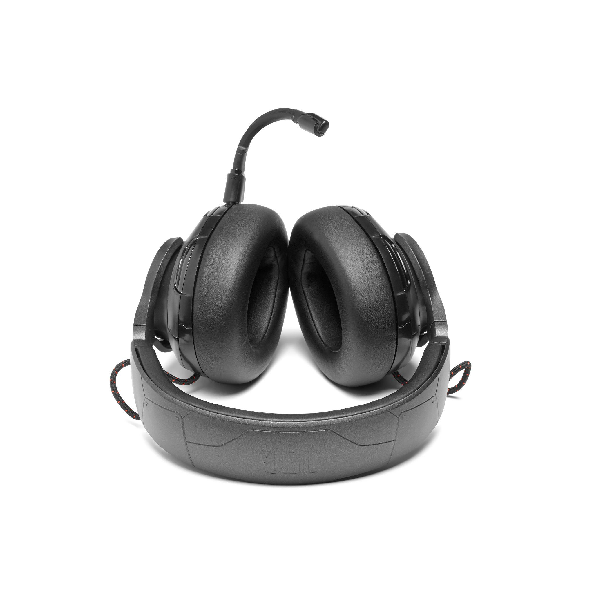 Een zwarte JBL gaming headset op een witte achtergrond.