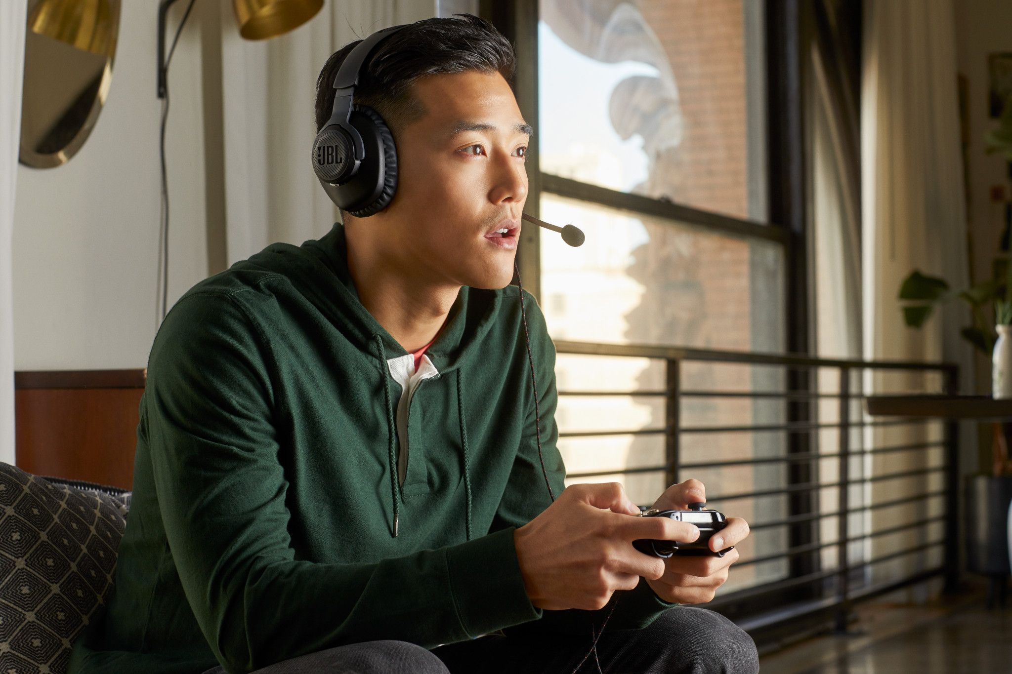 Een man met een koptelefoon die een videogame speelt met een controller.