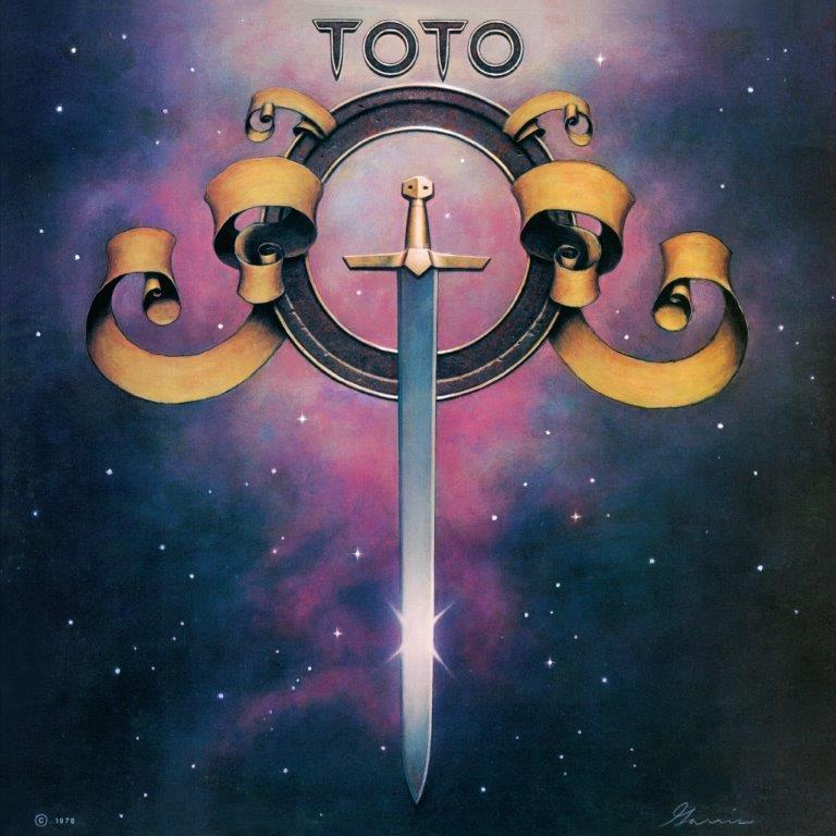 Egy album borító karddal, körrel és szalagokkal, a 'TOTO' szóval.