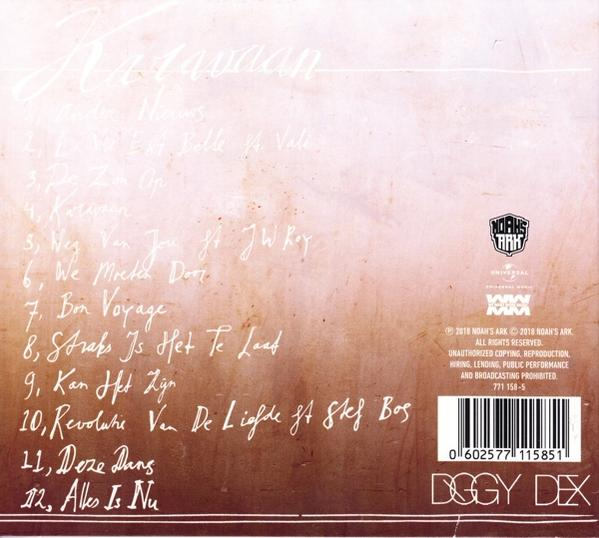 De achterkant van een album met tracknamen en het Doggy Dex-logo.