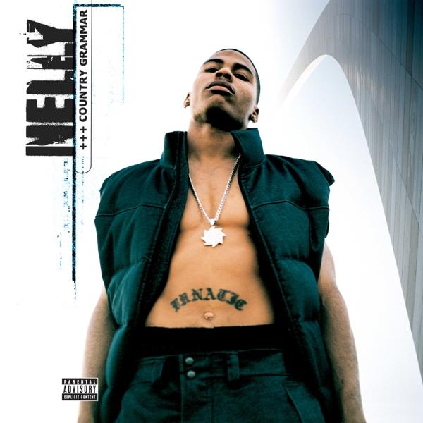 Couverture de l'album de Nelly. Nelly, torse nu, avec un collier. Panneau d'affichage et arche en arrière-plan.
