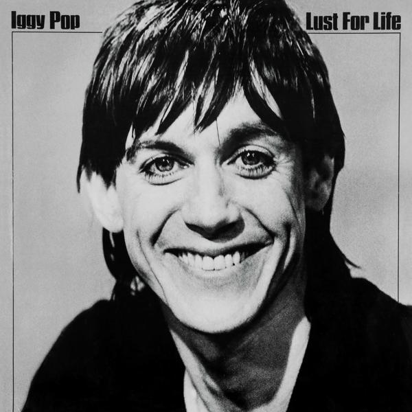 Pochette d'album d'Iggy Pop. Gros plan en noir et blanc d'Iggy Pop souriant. Fond simple.