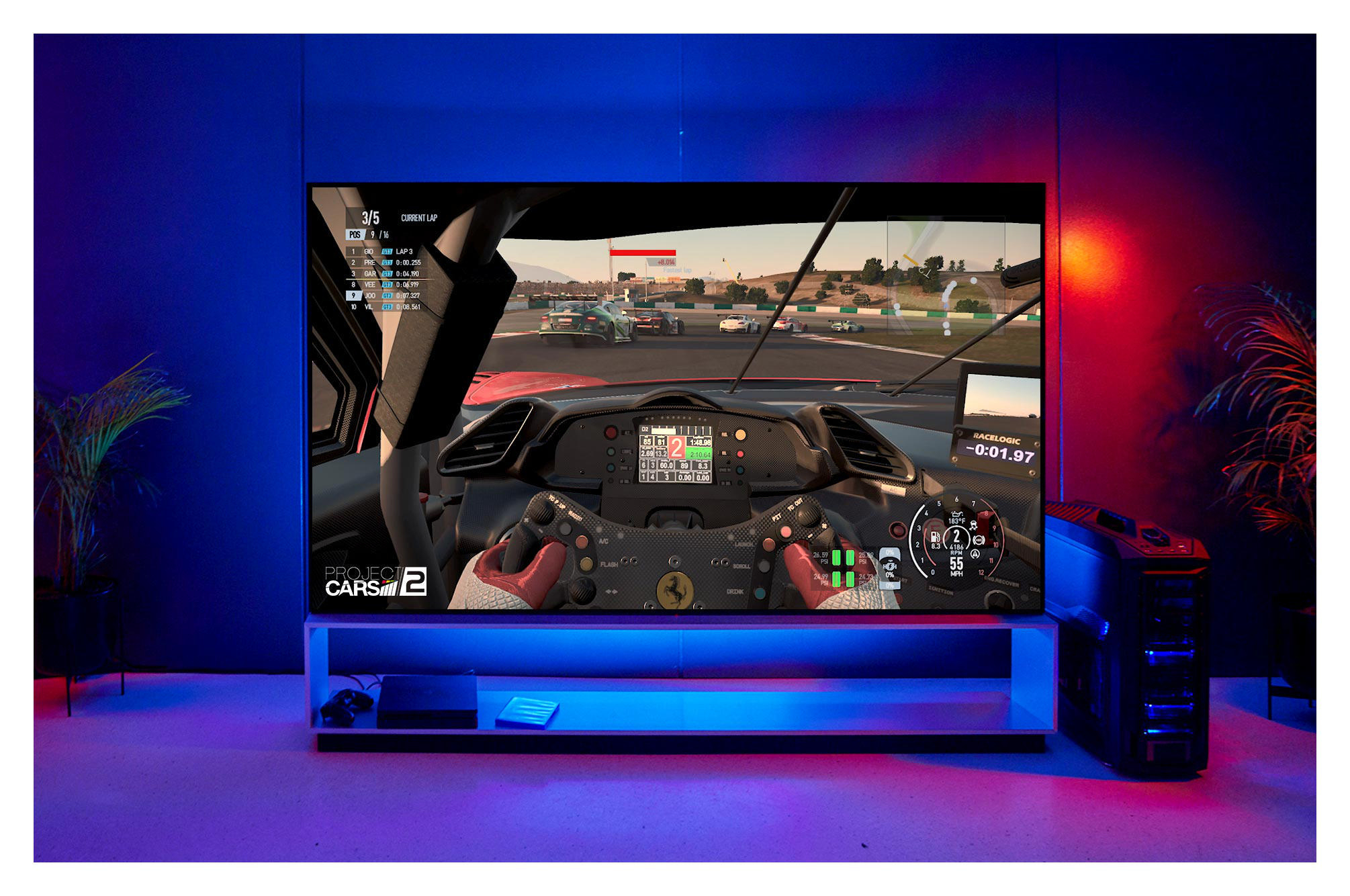 LG TV, das ein Rennspiel mit einer Spielekonsole und einem PC-Tower auf einem Ständer zeigt.