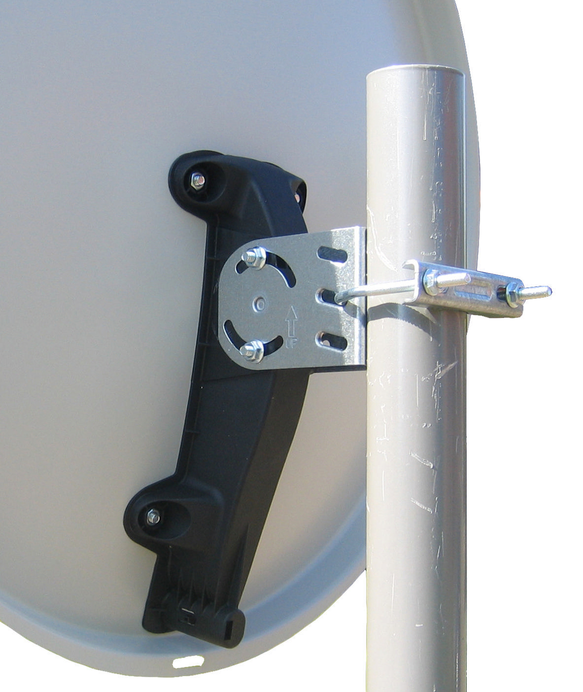 Eine Satellitenschüssel, die mit Metall-Montagematerial an einem Mast befestigt ist.