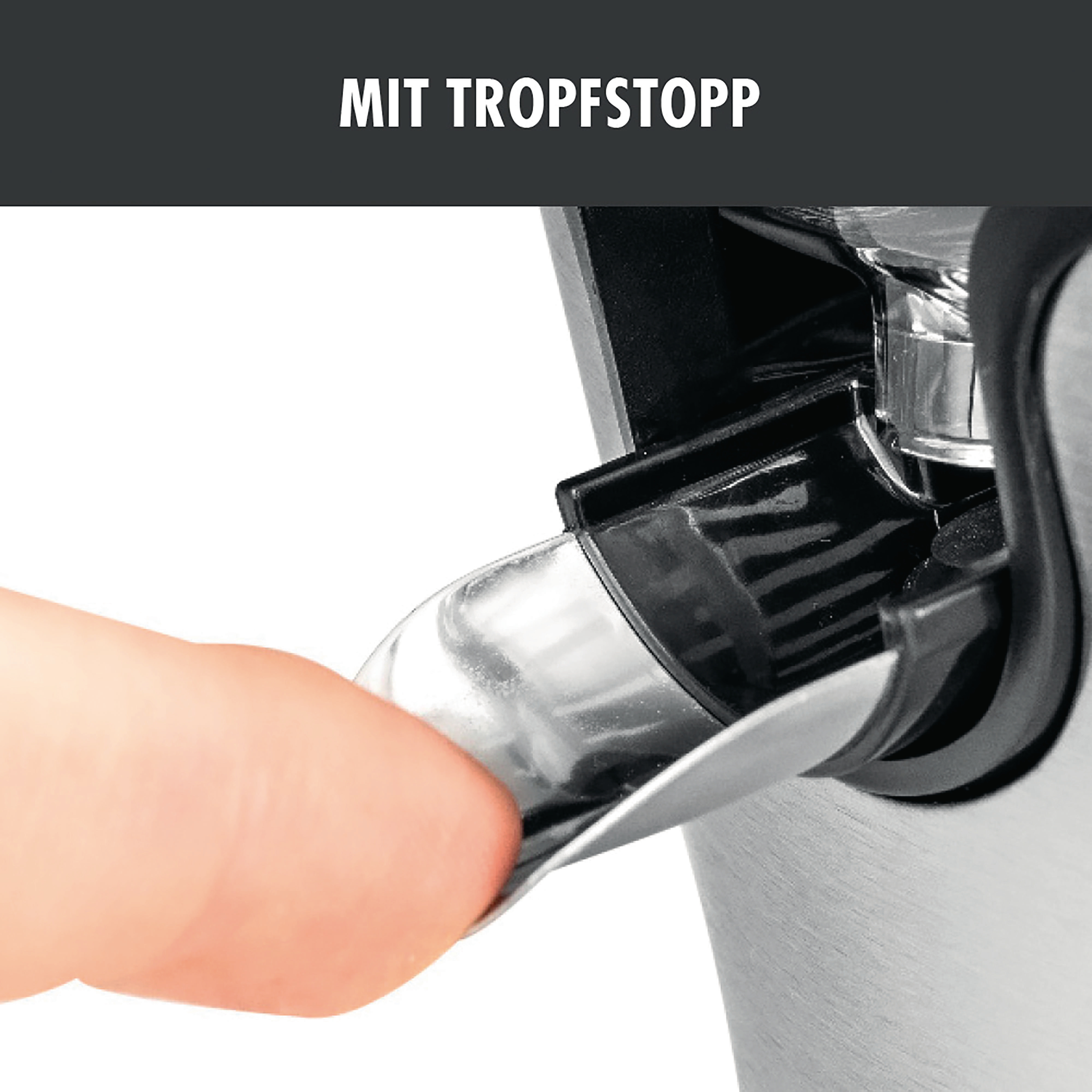 Hand entfernt Folie von einem Kaffeemaschinenteil.