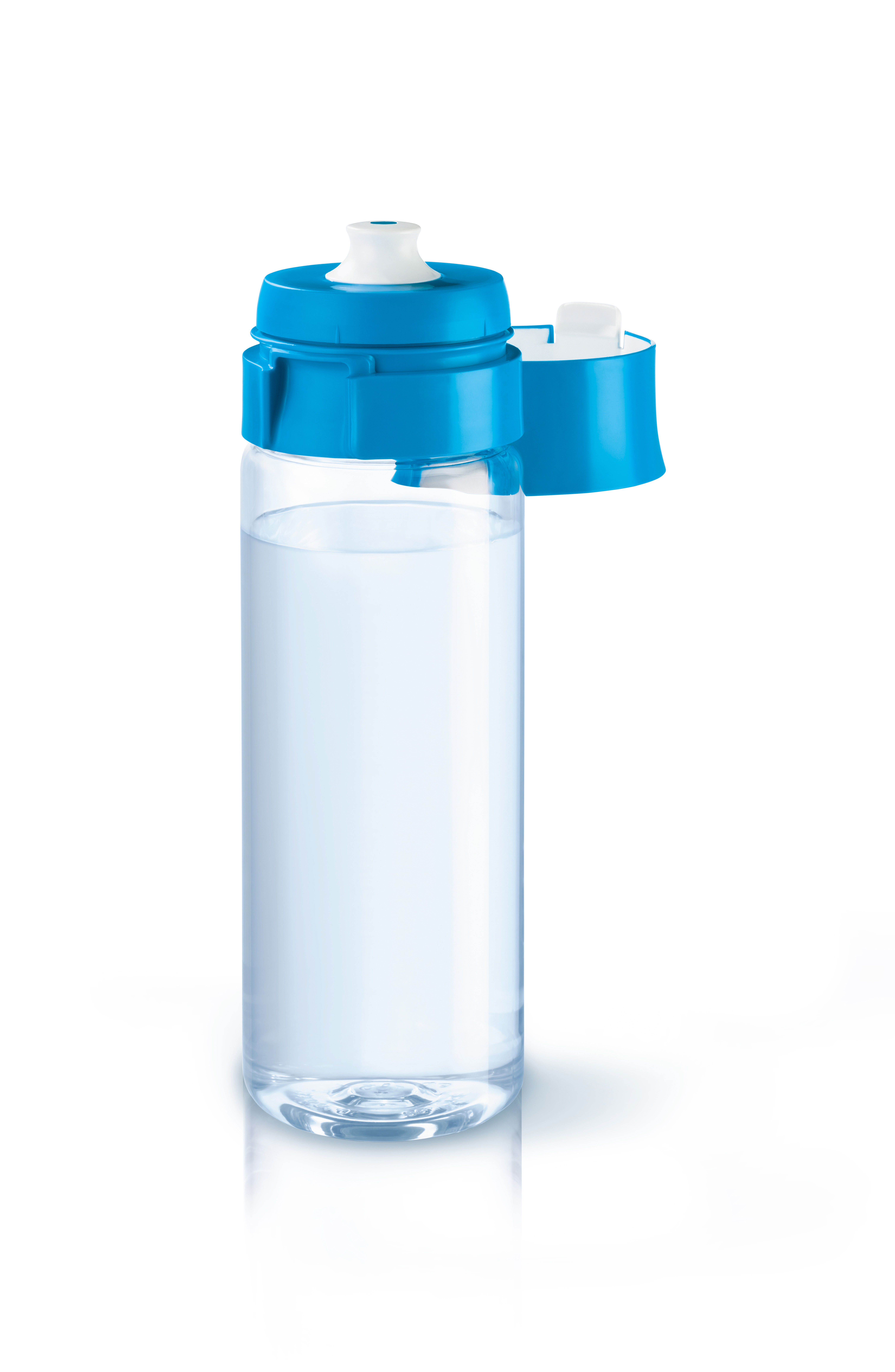Eine transparente Wasserflasche mit blauem Deckel und blauem, offenem Deckel. Es ist vor einem weißen Hintergrund.