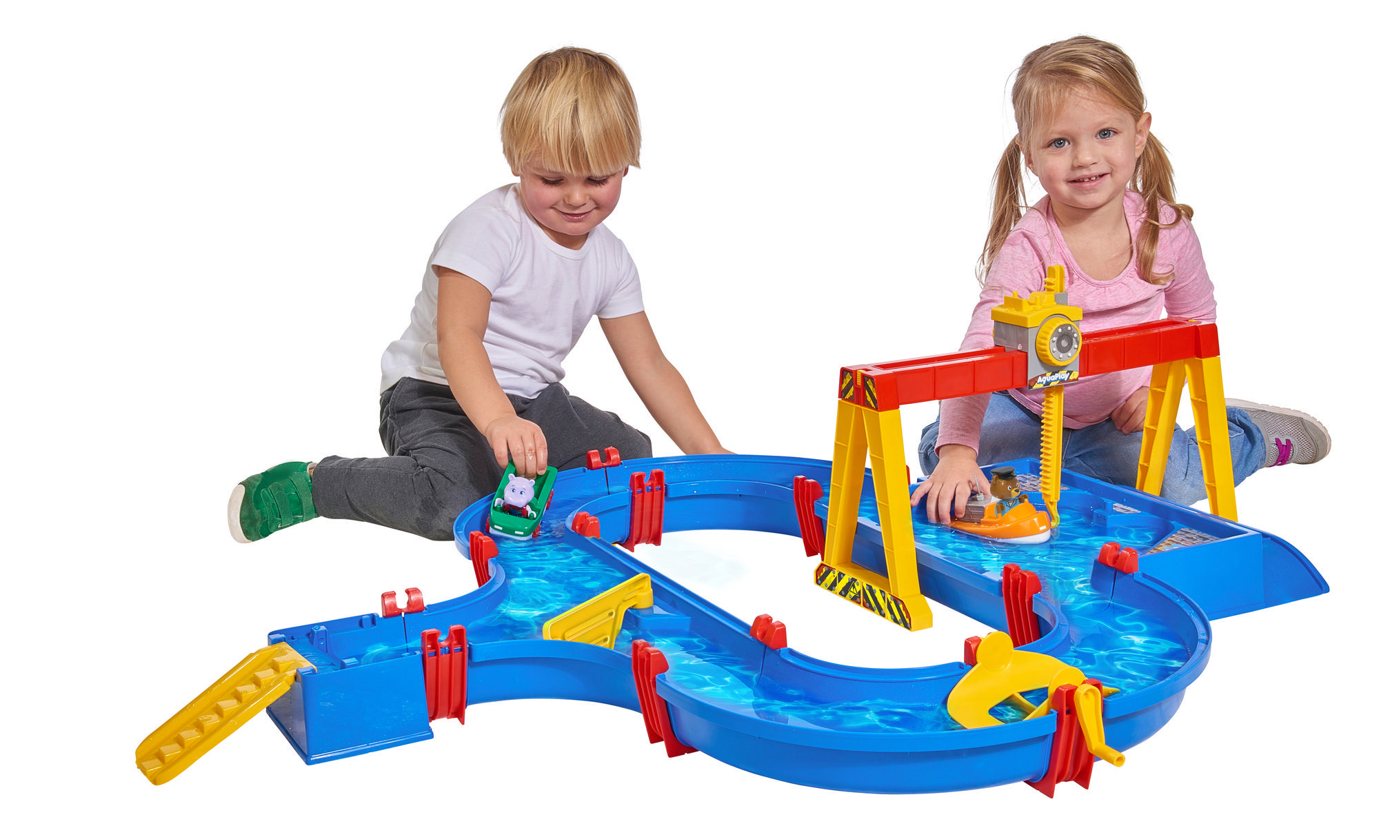 Kinder spielen mit einem blauen Wasserspielzeug mit Autos und einer Kranbrücke.