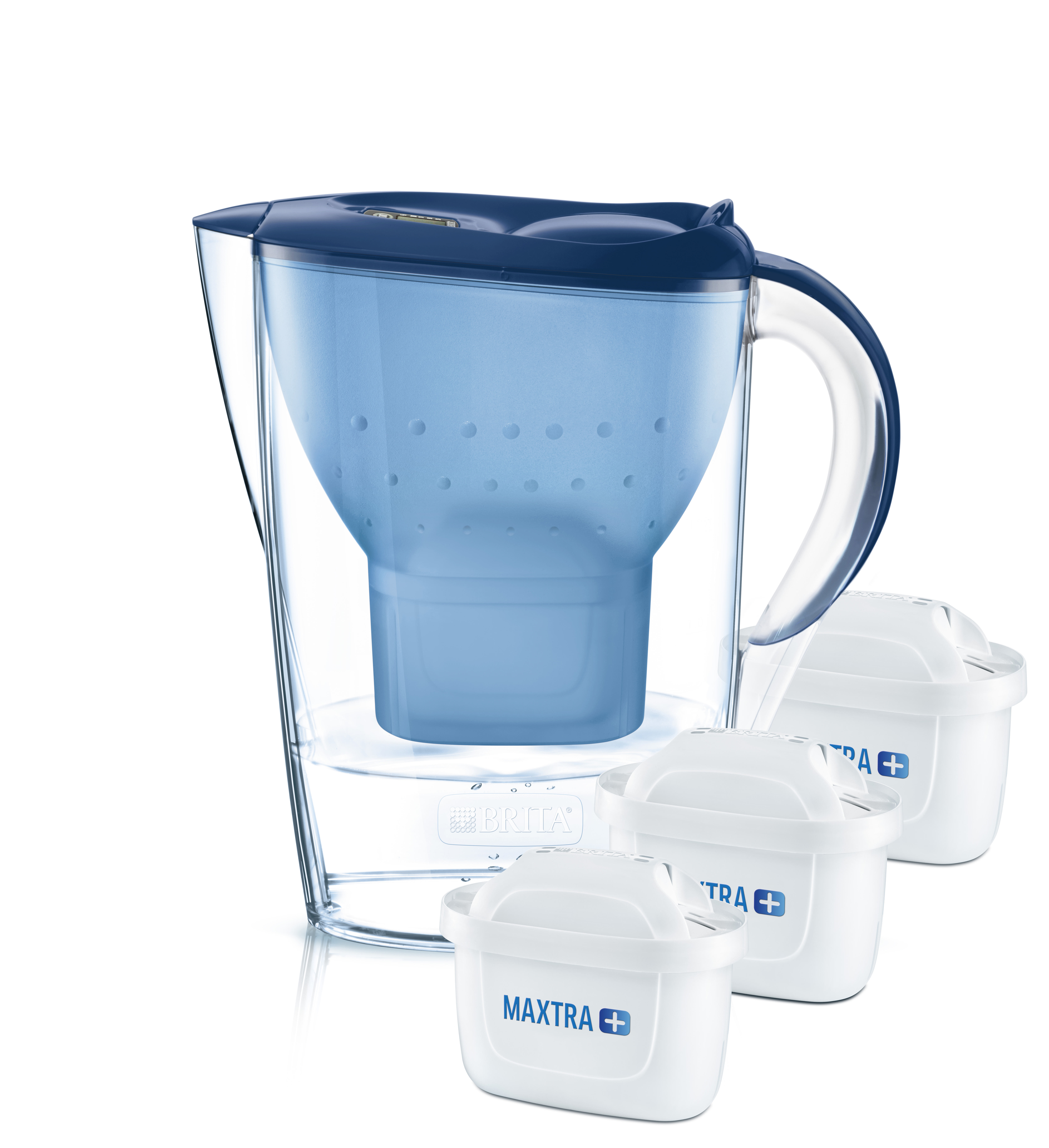 Ein Brita Wasserfilter-Krug mit blauem Deckel und drei weißen Filterkartuschen daneben.