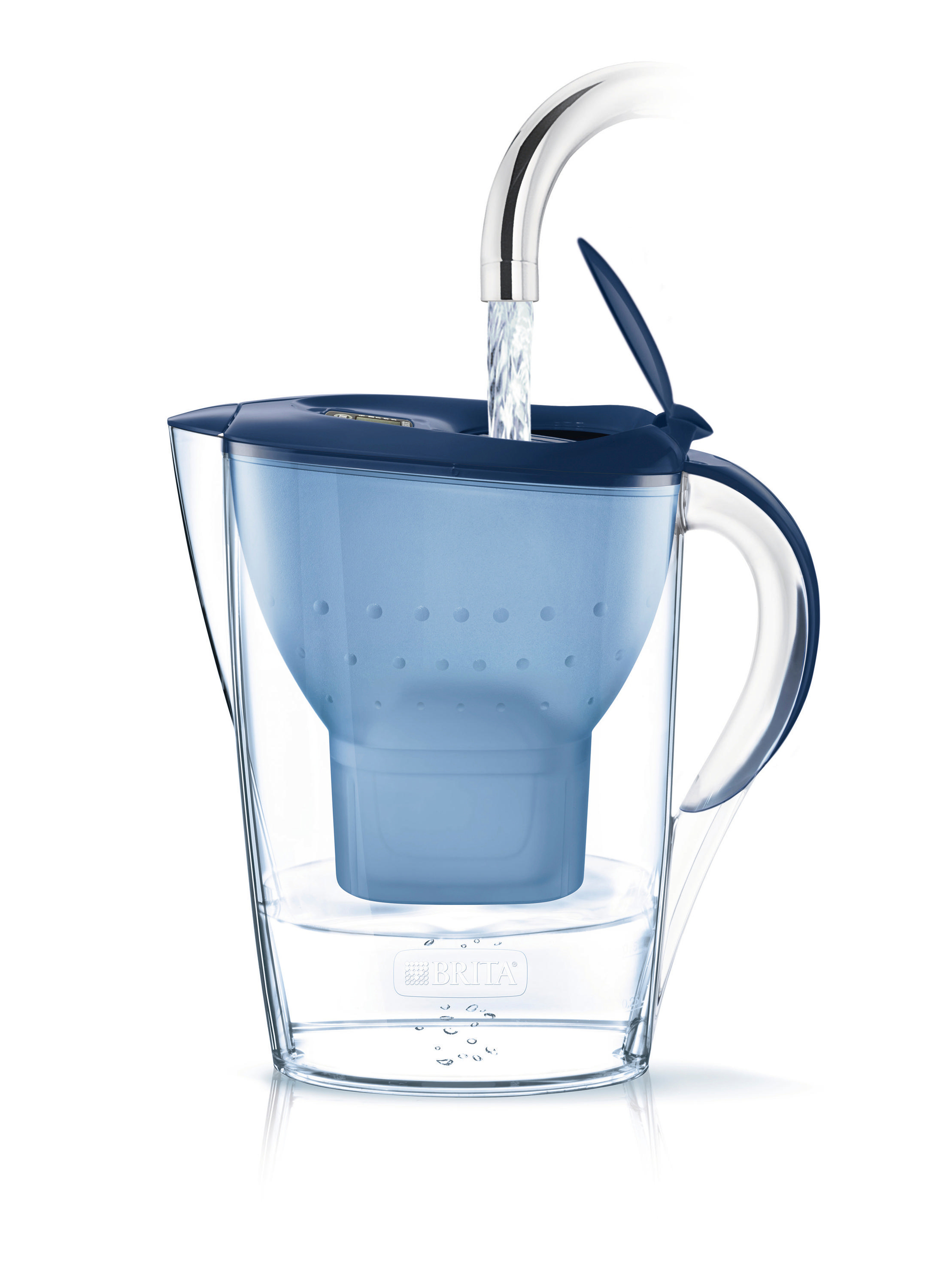 Wasser fließt in einen blauen Wasserfilterkrug.