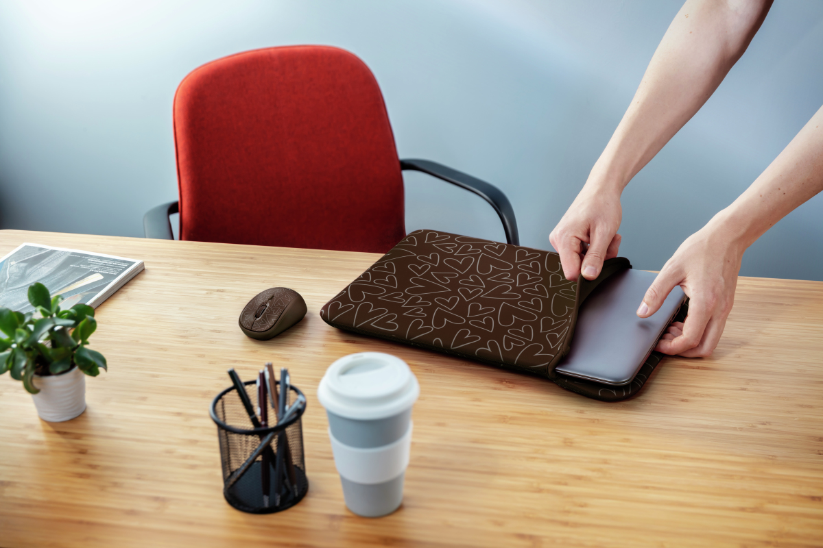 Funda portátil - Trust Yvo Funda Reversible + Ratón Inalámbrico, 15.6", Universal, Neopreno, Marrón