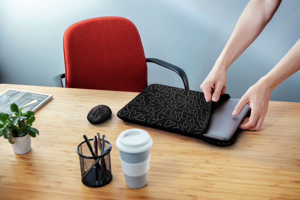 Funda portátil - Trust Yvo Funda Reversible + Ratón Inalámbrico, 15.6", Universal, Neopreno, Negro