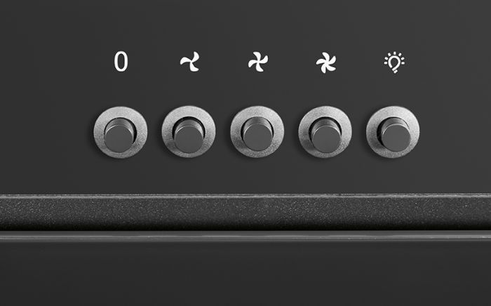 Közeli kép egy vezérlőpanelről, öt kör alakú gombbal, ventilátor- és fény szimbólumokkal. Fekete háttér.