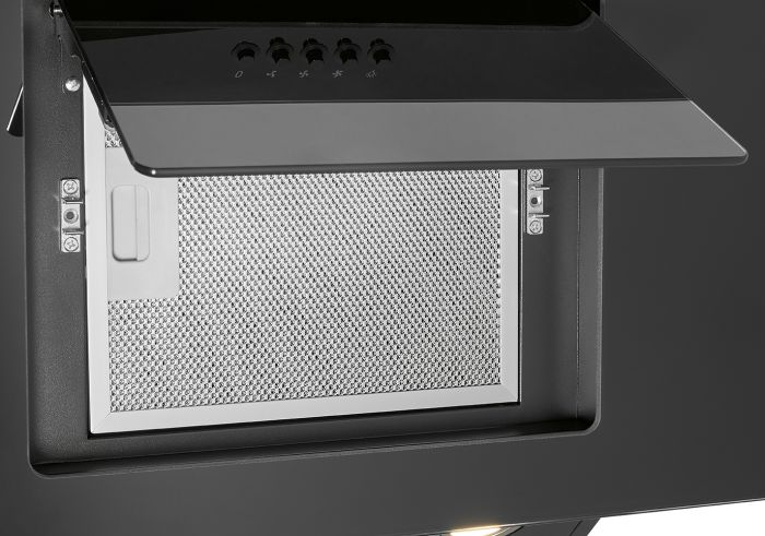 Egy fekete páraelszívó közeli képe szűrővel és nyitott panellel.
