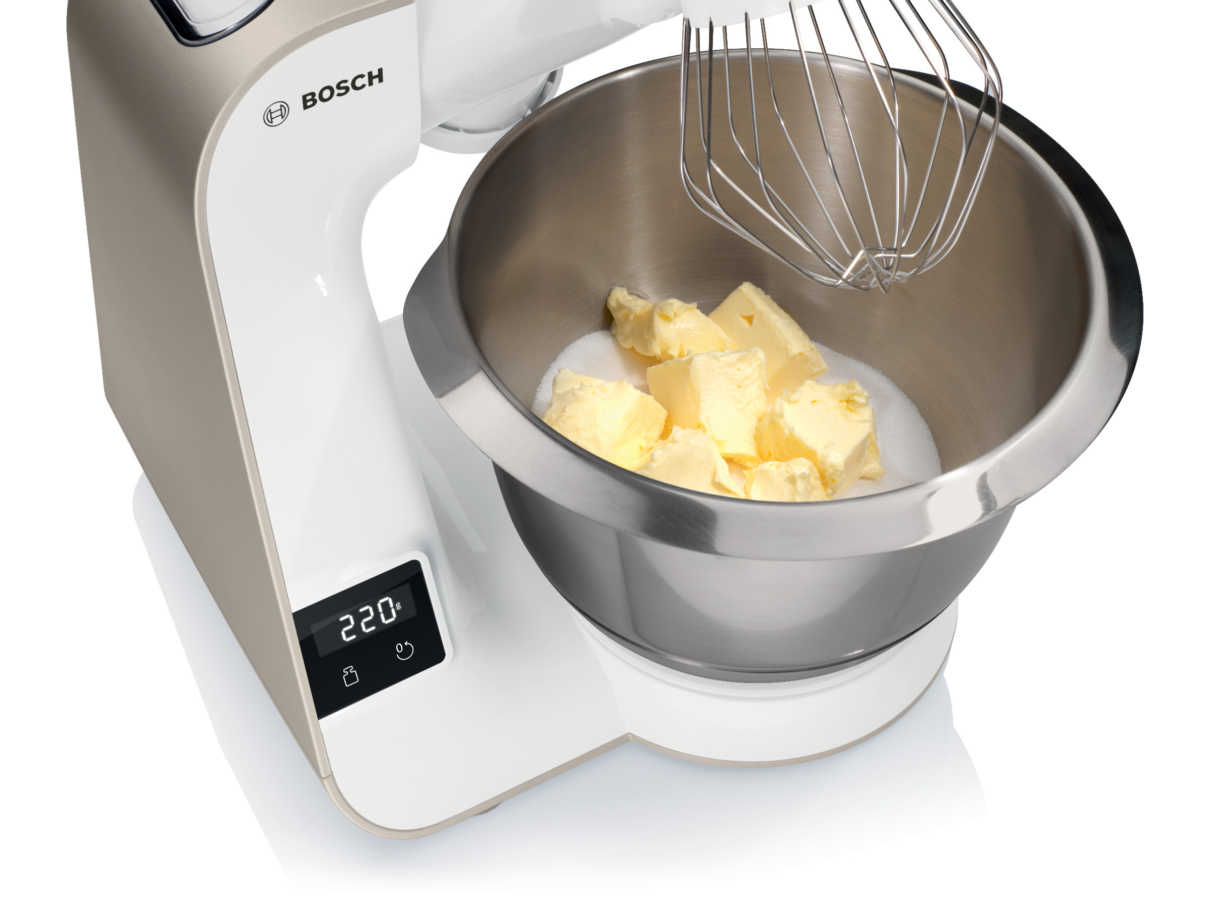 Een keukenmachine met boter en suiker in de kom.