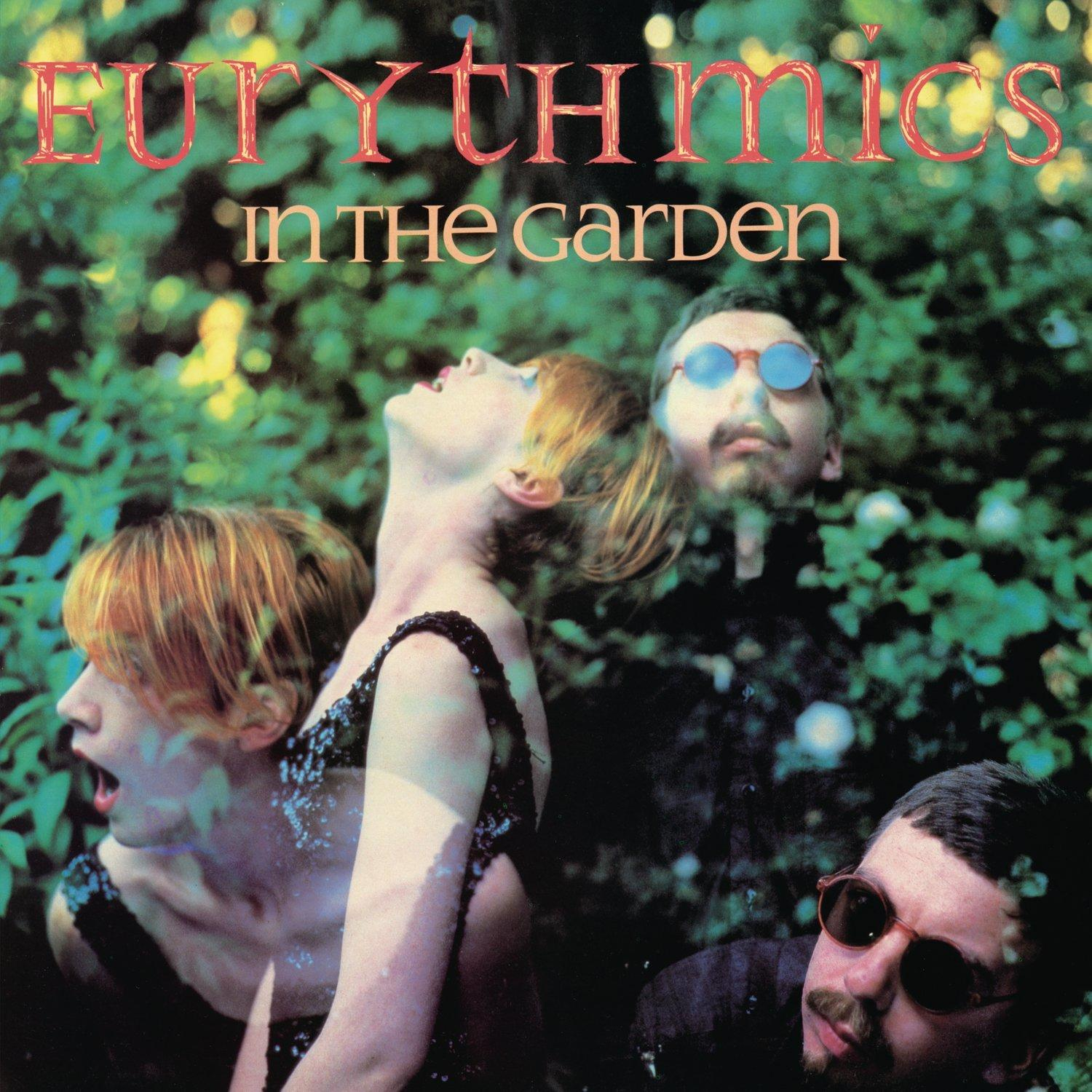 Album borító, Eurythmics 'In The Garden', három ember a kertben, zöld háttér.