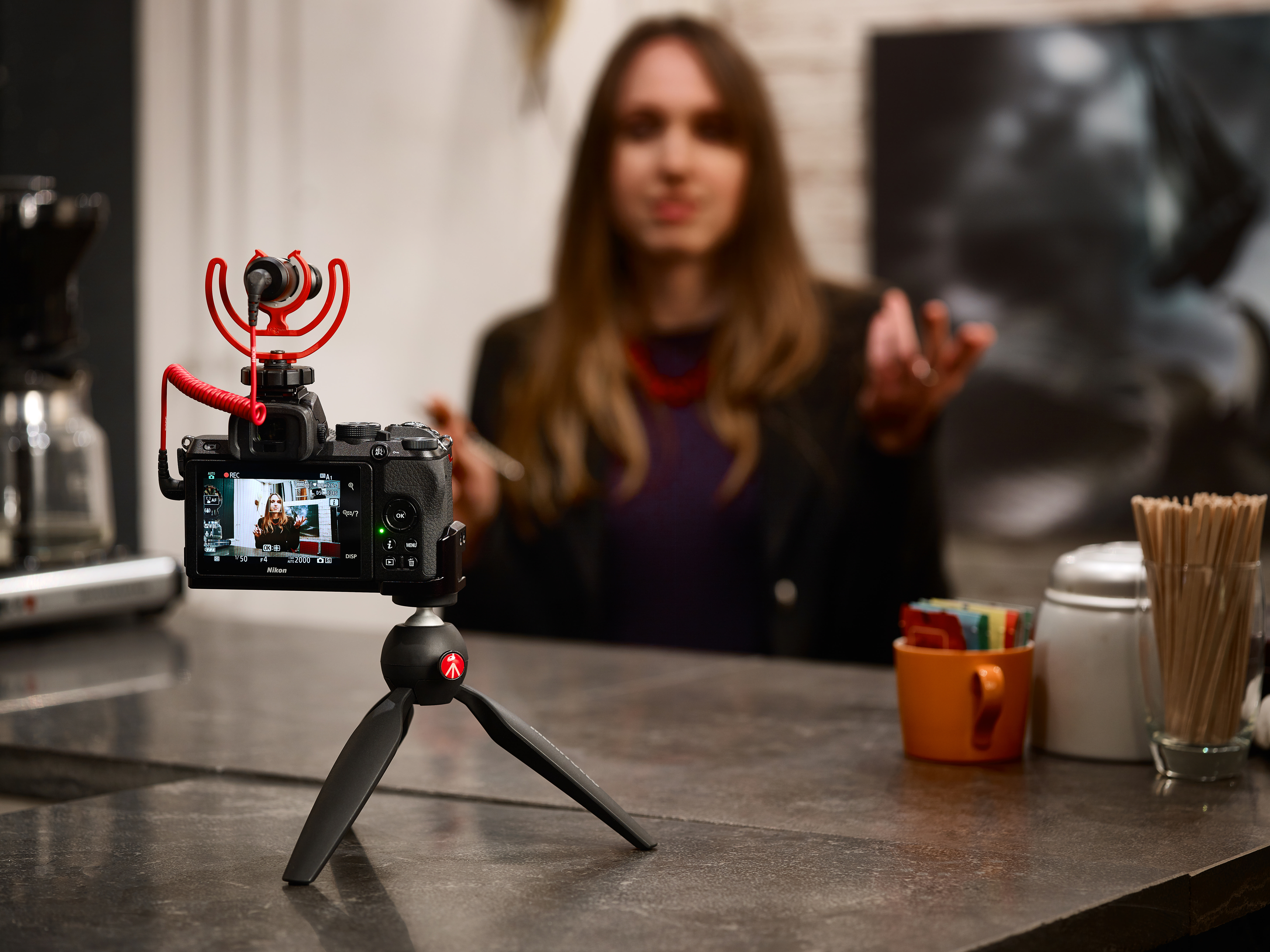 NIKON Z 50 Vlogger Kit Systemkamera mit Objektiv 16-50 mm, 8 cm Display Touchscreen, WLAN